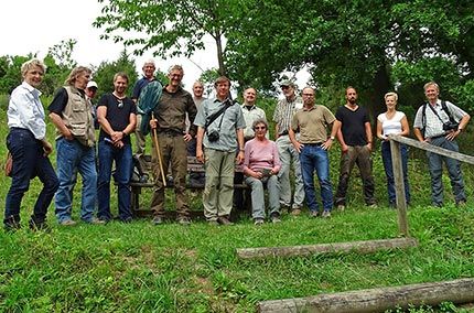 Eine Arbeitsgruppe von ca. 15 Personen, die am Projekt Kalkberg mitgewirkt hat, schaut in die Kamera.