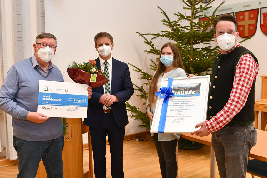 Der mit 5.000 Euro dotierte erste Platz des Heimat-Preises ging an den Verein Bürgerbrauzunft Nieheim. Vorsitzender Jan-Henrik Baum und Gerhard Schütze nahmen den Preis von Landrat Michael Stickeln entgegen.