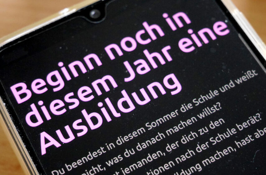 Auf einem Smartphone ist die Überschrift zu erkennnen, dass man noch in diesem Jahr eine Ausbildung beginnen kann.