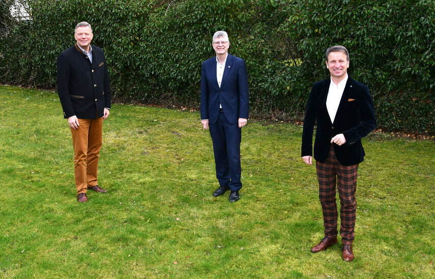 Matthias Göken, Christian Haase und Michael Stickeln stehen auf einer Wiese.