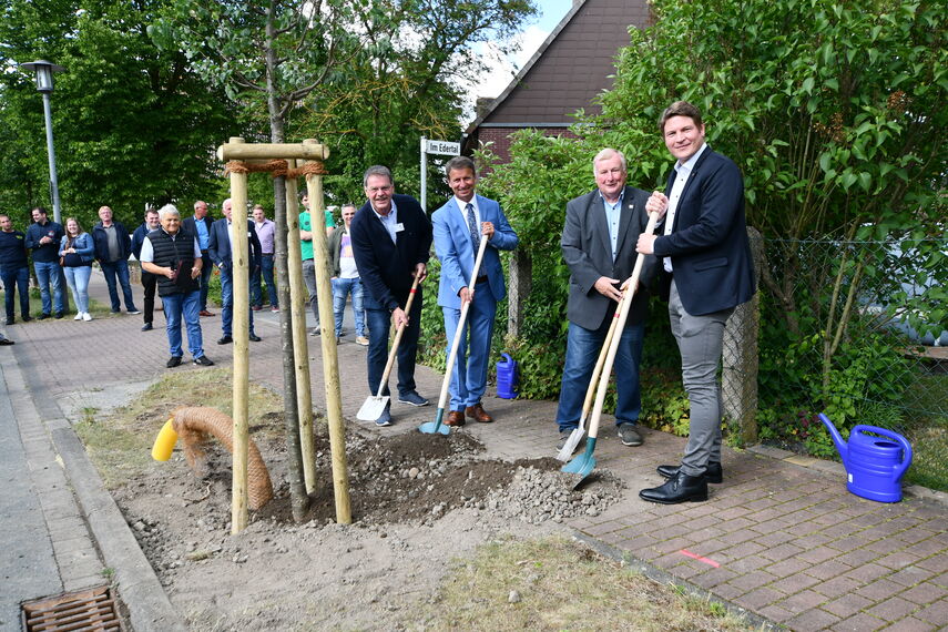 Pflanzen im Siegerdorf Lütgeneder gemeinsam einen Baum (von links): Ortsvorsteher Peter Wille, Landrat Michael Stickeln, Kreisheimatpfleger Hans-Werner Gorzolka und Borgentreichs Bürgermeister Nicolas Aisch.