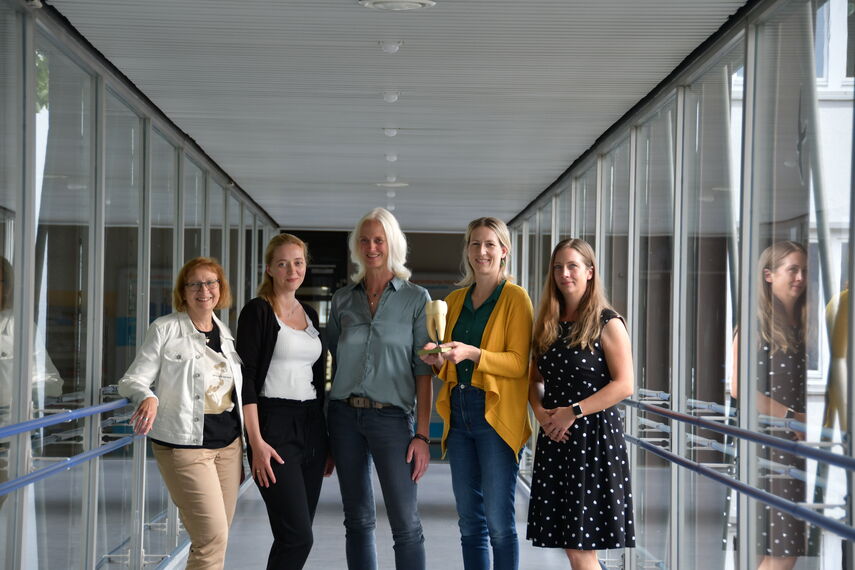 Gisela Borns (zahnmedizinische Fachangestellte, Kreis Höxter), Margarita Kerbs (zahnmedizinische Fachangestellte, Kreis Höxter), Jeannette Pierdzig (Fachberatung Kinderschutz beim Kreis Höxter), Dr. Lisa Hasenbein (Zahnärztin für den kinder- und jugendzahnärztlichen Dienst des Kreises Höxter) und Dr. Melanie Todt-Brenneke (Fachärztin für Rechtsmedizin im Gesundheitsdienst des Kreises Höxter)