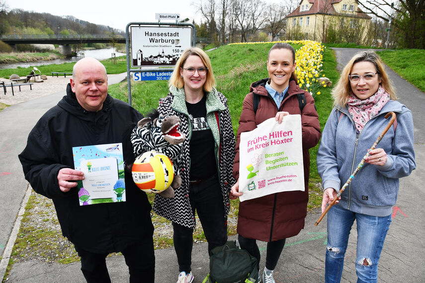 4 Personen machen Werbung für die Familienwanderung in Warburg