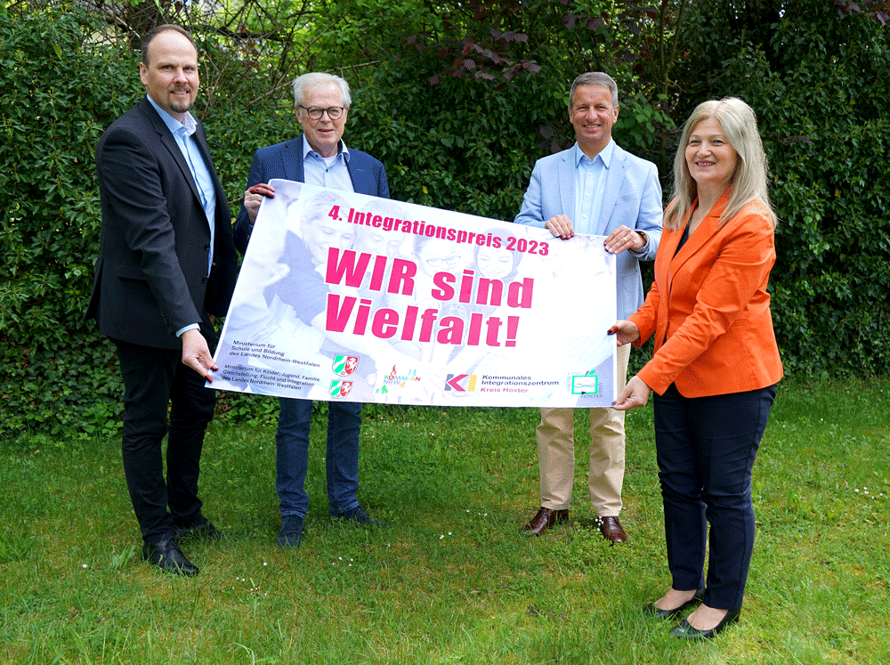 4 Personen halten einen Banner in den Händen mit der Aufschrift 'Wir sind Vielfalt'.