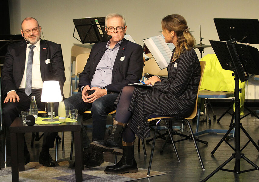 Kreisdirektor Klaus Schumacher (Mitte) hebt in einer Gesprächsrunde das bundesweit einmalige Projekt Bildungscampus Handwerk in Brakel hervor.