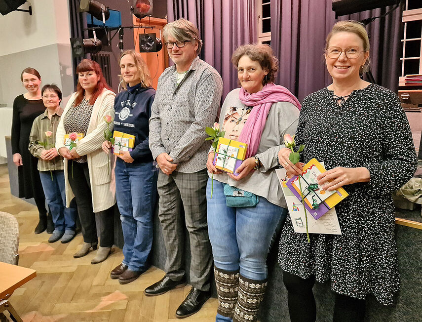 7 Personen der Tagespflege stehen vor der Bühne.