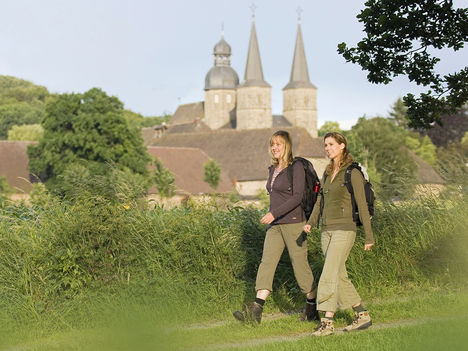 Zwei Wanderinnen von der Abtei in Marienmünster.