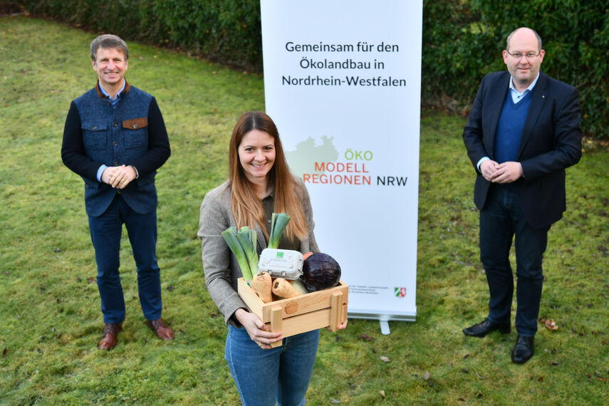 Michael Stickeln, Laura Jäger und Michael Stolte präsentieren die Öko-Modell-Region NRW